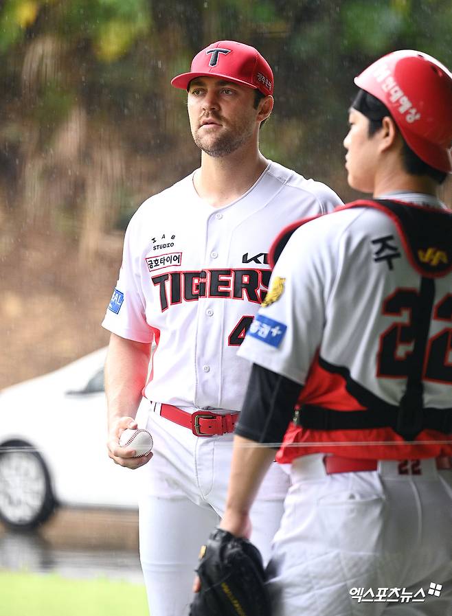 KIA 타이거즈 외국인 투수 제임스 네일이 25일 일본 오키나와 킨 스타디움에서 불펜 피칭을 실시한 뒤 취재진과 인터뷰를 진행했다. 사진 고아라 가지