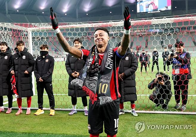 미소 보이는 린가드 (서울=연합뉴스) 서명곤 기자 = FC서울 제시 린가드가 10일 서울 마포구 서울월드컵경기장에서 열린 2025-2026 아시아축구연맹(AFC) 챔피언스리그 엘리트(ACLE) 리그 스테이지 6차전 멜버른 시티(호주)와의 경기가 끝난 뒤 관중석을 향해 인사하고 있다.
    두 시즌 동안 K리그1 60경기에 나서 16골 7도움의 성적표를 남긴 린가드는 계약 연장 옵션을 가동하지 않기로 했다. 2025.12.10 seephoto@yna.co.kr