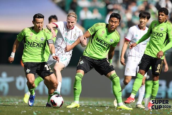 전북과 대전의 슈퍼컵 경기 장면. [한국프로축구연맹 제공. 재판매 및 DB 금지]