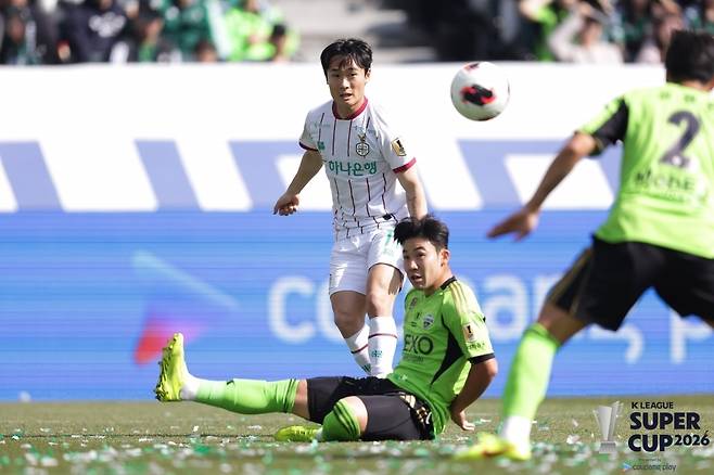 대전 엄원상(맨 뒤)이 전북과 슈퍼컵 경기를 뛰는 모습. [한국프로축구연맹 제공. 재판매 및 DB 금지]