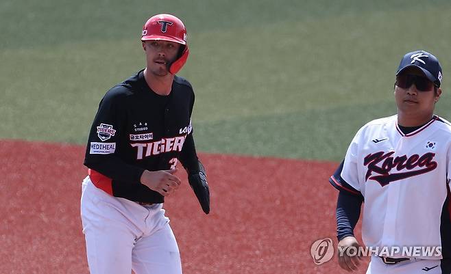 연습경기 출전한 제리드 데일 (가데나[일본 오키나와현]=연합뉴스) 이진욱 기자 = 24일 일본 오키나와현 가데나의 가데나 구장에서 열린 2026 월드베이스볼클래식(WBC) 대한민국 야구대표팀과 KIA 타이거즈 연습경기. 기아 1번타자 제리드 데일이 볼넷으로 1루에 진출해 있다. 2026.2.24 cityboy@yna.co.kr