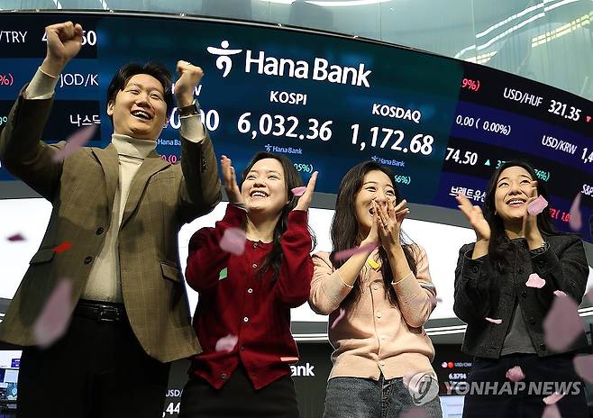 코스피, 열린 6000의 문 (서울=연합뉴스) 김성민 기자 = 코스피가 장중 6000을 넘어선 가운데 25일 서울 중구 하나은행 본점 딜링룸에서 직원들이 기뻐하고 있다. 2026.2.25 ksm7976@yna.co.kr