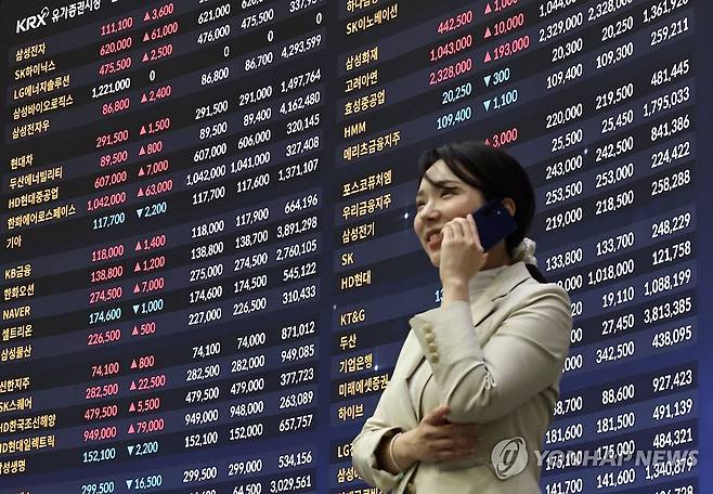 한국거래소 홍보관 전광판의 종목별 주가 현황 [연합뉴스 자료사진. 재판매 및 DB 금지]