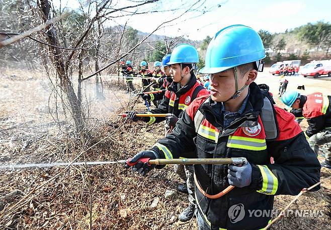 해군 1함대, 합동 산불대응훈련 실시 (동해=연합뉴스) 해군 제1함대사령부는 25일 동해 사령부지구 일대에서 동해시청, 동해소방서, 삼척국유림관리소와 함께 관·군 합동 산불대응훈련을 실시하고 있다.
    사진은 산불 비산화 현장 소방차 살수 진화 후 산불진화반이 투입돼 등짐펌프를 이용해 잔불을 진화하는 모습이다.  2026.2.25 [해군 1함대사령부 제공. 재판매 및 DB 금지] yoo21@yna.co.kr