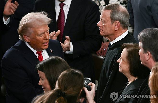 국정연설장에서 대법관들과 인사 나누는 트럼프 대통령 [AFP=연합뉴스. 재판매 및 DB 금지]