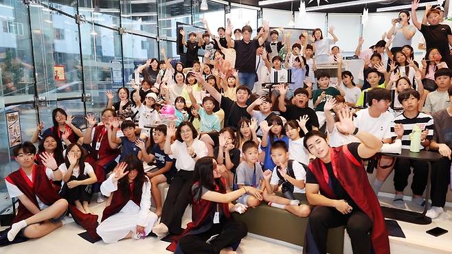 지난해 7월 '안성 밤마실 열대야 in' 행사에 참여한 청소년들이 손을 흔든다. 사진=안성시청