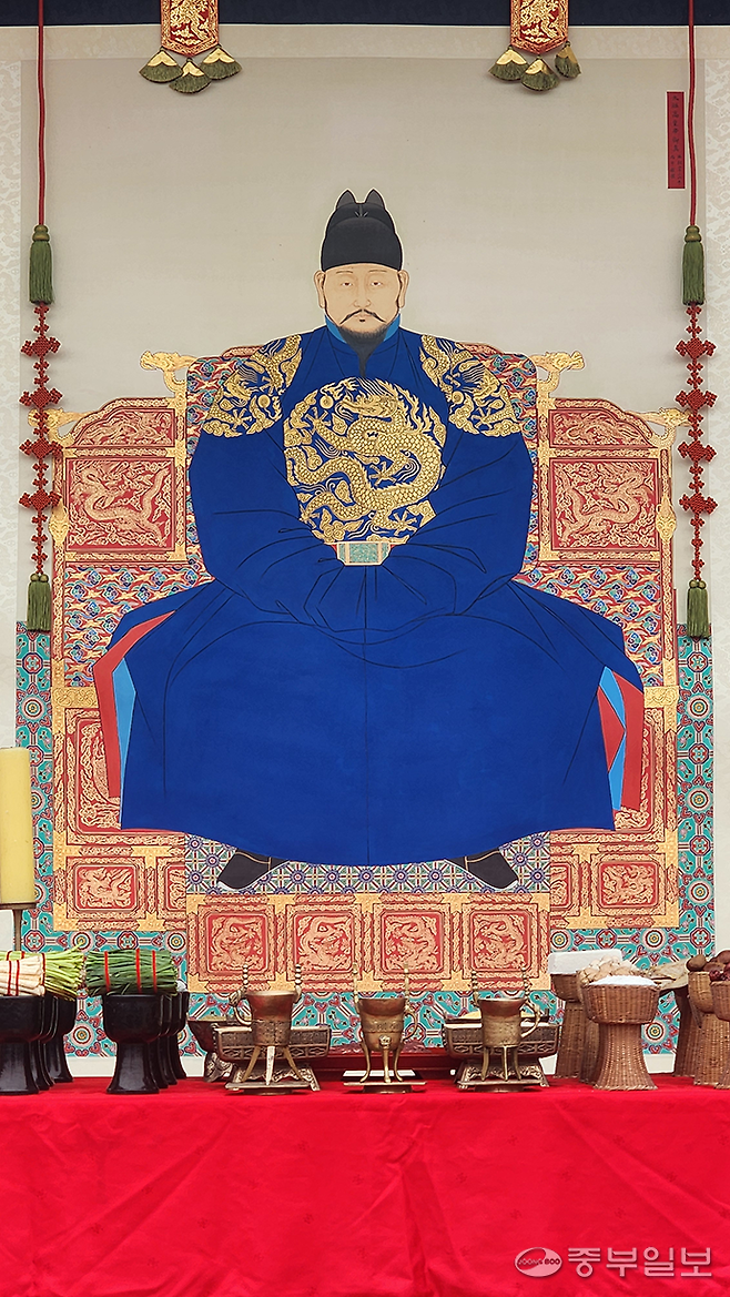 의정부시가 26일 공개한 의정부 태조 어진. 어진은 '동강' 권오창 화백이 주관화사로 참여했다. 김창학기자