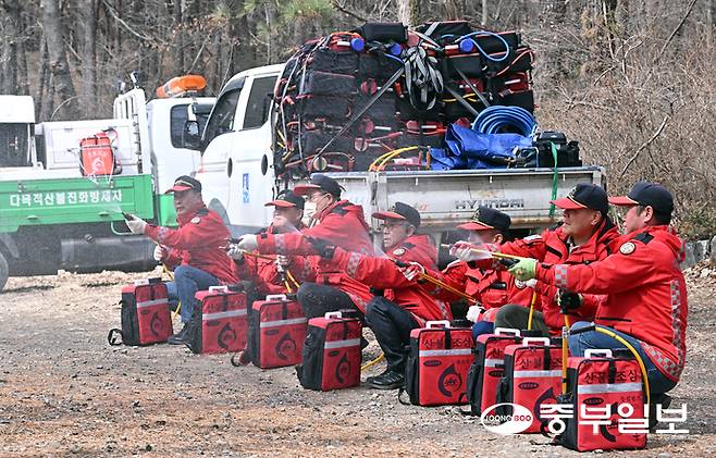 전국적으로 날씨가 건조하고 바람이 많이 불며 산불에 각별한 주의가 필요한 가운데 26일 오후 수원시 장안구 광교산 인근에서 장안구 산림재난대응단원들이 산불조심기간을 맞아 재난대응 장비들을 점검하고 있다. 김경민기자