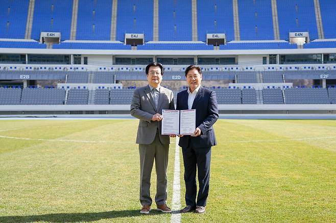 최희학 용인FC 대표이사(왼쪽)와 김영우 용인시청소년미래재단 대표이사가 지난 23일 '용인시 청소년 스포츠 친화 환경 조성 및 스포츠산업 진로·직무 교육 협력'을 위한 업무 협약을 맺고 기념사진을 찍고 있다.