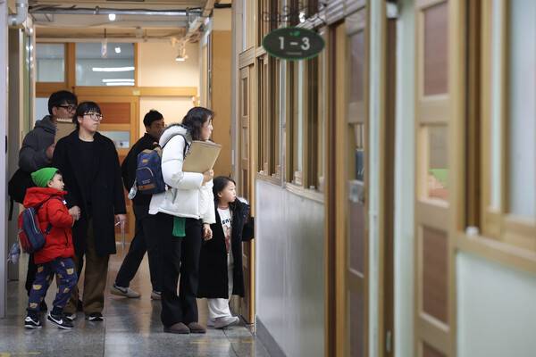 6일 서울 강서구 우장초등학교에서 열린 신입생&nbsp;예비소집에서 예비 초등학생들이 부모님과 교실을 둘러보고 있다. 연합뉴스