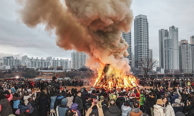 '2025년 정월대보름 달맞이 행사'가 울산 남구 태화강 제1둔치에서 열린 가운데 활활 타오르는 달집 주변에 모인 시민들이 각자의 진심을 담아 올해의 소원을 빌고 있다. 울산매일 포토뱅크