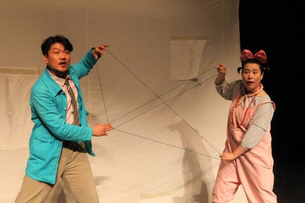 매직스크린 가족극 '오버코트' 공연 장면. / 행복북구문화재단