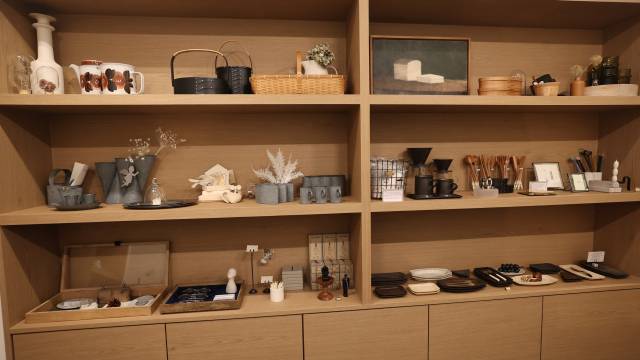 '에케' 1층 C호에 위치한 리빙 편집숍 ‘에크루’에서 전시, 판매 중인 공예품과 오브제들. 이재찬 기자 chan@