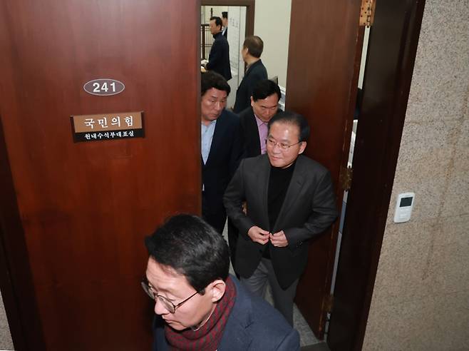 ▲ 국민의힘 대구·경북 의원들이 26일 국회에서 대구·경북 통합 특별법안 논의를 한 뒤 이동하고 있다. 연합