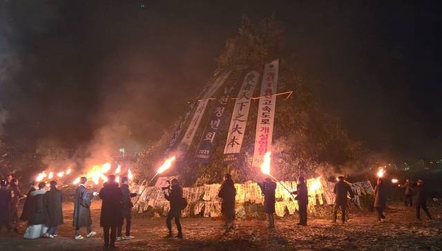 지난해 남천면 대명2리 남천변에서 남천 청년회 주관으로 정월 대보름 달집태우기 행사 모습 경산시 제공