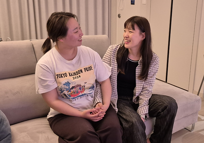 성소수자인 최진아(왼쪽)씨와 임아현(오른쪽)씨. 두 사람은 대학 시절 성소수자 동아리 활동을 통해 인연을 매었다. 현재 동거 중이고, 2027년 결혼을 준비하고 있다. 조윤화 기자