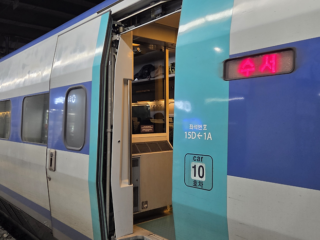 25일 오전 동대구역 승강장에 대기 중인 KTX 열차 LED 행선판에 수서가 적힌 모습. 최시웅기자