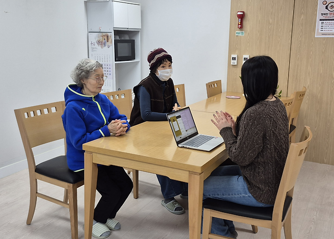 부산 부산진구 고령자복지주택 도란도란하우스에 거주하는 조원숙(왼쪽)·권경해 어르신이 취재진과 인터뷰하고 있다. 조윤화 기자