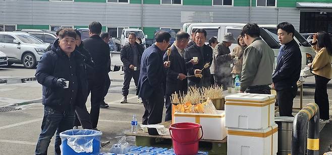 25일 성주참외원예농협 풍년기원제에 다양한 먹거리로 농민들의 이야기 꽃이 피고 있다. 석현철 기자