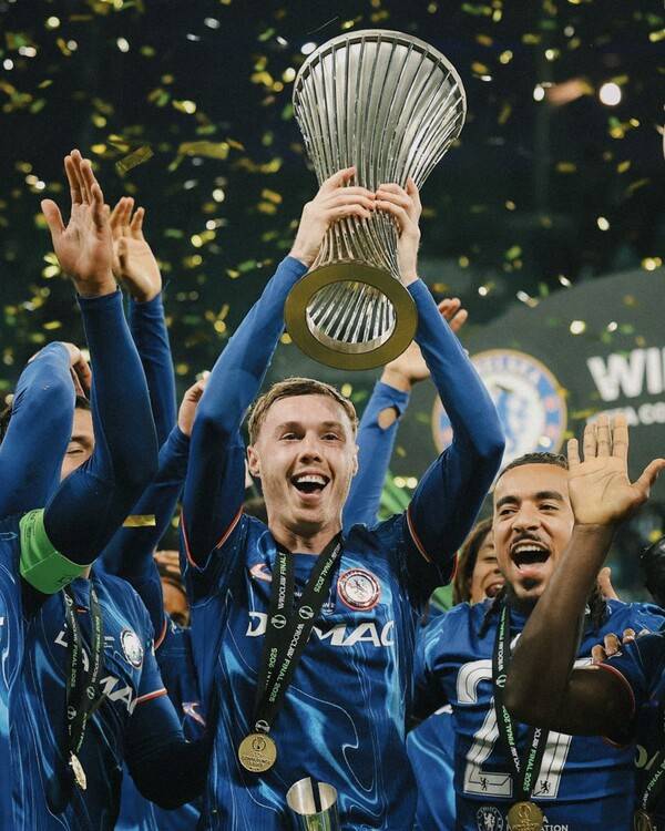 트로피를 들어올린 첼시(사진=첼시 FC SNS)