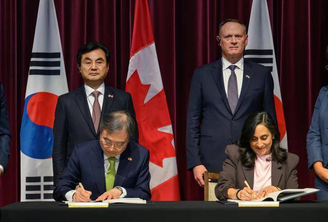 25일(현지시간) 캐나다 오타와에서 열린 제2차 한-캐나다 외교·국방(2+2) 장관회의를 마친 뒤 조현 외교부 장관(왼쪽)과 아니타 아난드 캐나다 외교부 장관이 한-캐나다 군사·국방 비밀정보 보호협정에 서명하고 있다. [사진=국방부 제공·연합뉴스]