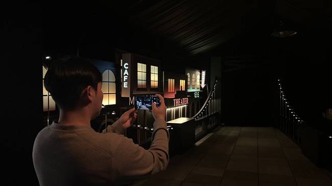 갤럭시 S26 시리즈의 향상된 야간 촬영 모드를 체험하는 모습 / 사진=염현석 특파원