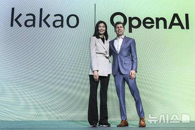 정신아 카카오 대표와 샘 올트먼 오픈AI 최고경영자가 서울 중구 플라자호텔에서 열린 카카오 기자간담회에서 만나 기념촬영을 하고 있다. 사진=뉴시스