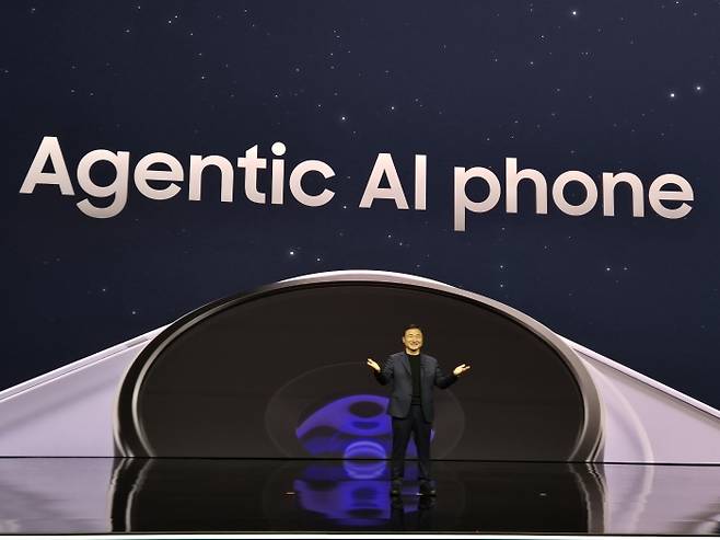 25일(현지시간) 미국 샌프란시스코에 위치한 팰리스 오브 파인 아트에서 개최된 '갤럭시 언팩 2026(Galaxy Unpacked 2026)' 행사에서 삼성전자 대표이사 노태문 DX부문 사장이 3세대 AI폰 '갤럭시 S26 시리즈'를 소개하고 있다. (사진=고지혜 기자)