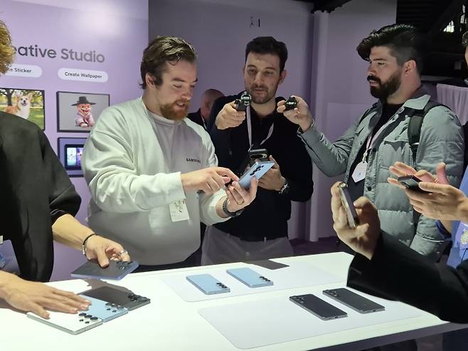 '갤럭시 언팩 2026' 행사에서 관람객들이 제품을 체험하고 있다. (사진=고지혜 기자)