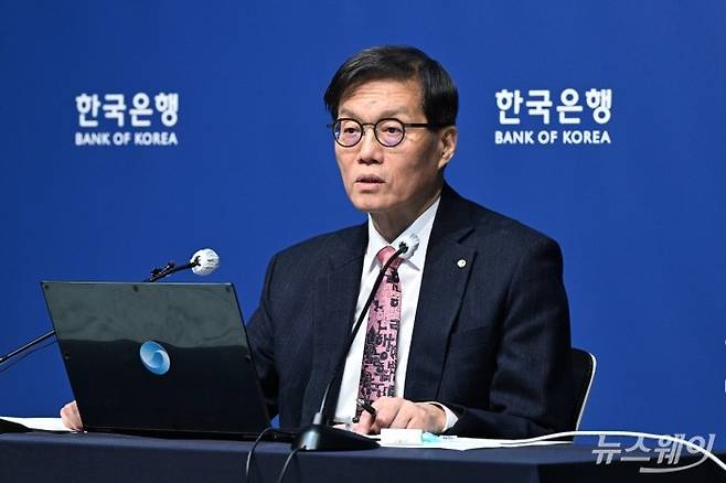 이창용 한국은행 총재가 26일 서울 중구 한국은행에서 열린 금융통화위원회 본회의를 마치고 기자간담회에 참석해 발언하고 있다. 사진=사진공동취재단