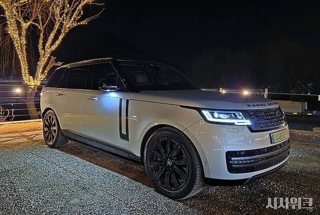 랜드로버 레인지로버 LWB P530 오토바이오그래피 5인승 모델은 운전자보다 뒷자리에 탑승하는 가족들을 위한 차량이다. / 제갈민 기자