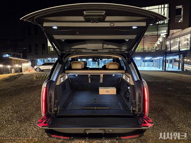 랜드로버 레인지로버에는 클램쉘 테일게이트가 적용됐다. / 제갈민 기자