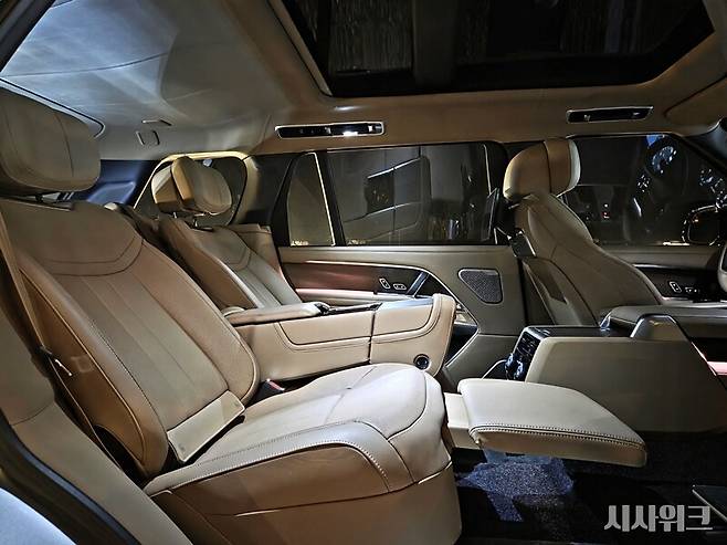랜드로버 레인지로버 LWB P530 오토바이오그래피 5인승 모델의 2열은 비행기 퍼스트 클래스가 부럽지 않을 정도로 럭셔리하고 편안하다. 이 차량을 보다 편하게 이용하려면 2열에는 좌우 시트에 1명씩만 탑승해 4인승으로 활용해야 한다. / 제갈민 기자