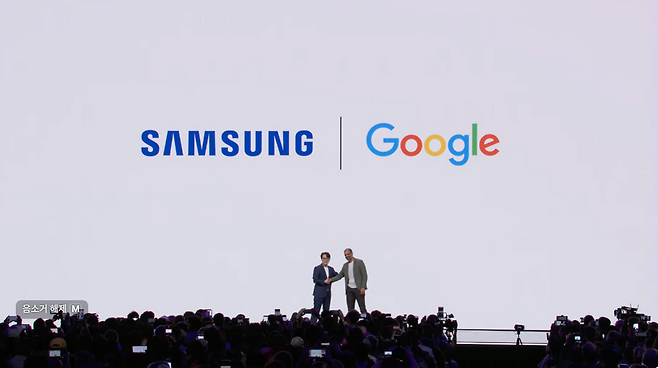 최원준 삼성전자 MX사업부 개발실장(사장)과 사미르 사맛 구글 안드로이드 생태계 부문 사장이 25일(현지시각) 미국 샌프란시스코에서 열린 '갤럭시 언팩 2026'에서 악수를 하고 있다. / 삼성전자