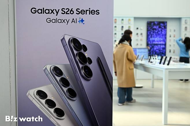 삼성전자의 3세대 AI폰 '갤럭시 S26 시리즈'가 공개된 26일 오전 서울 서초구 삼성 강남에 '갤럭시 S26 시리즈' 제품들이 전시되고 있다./사진=이명근 기자 qwe123@