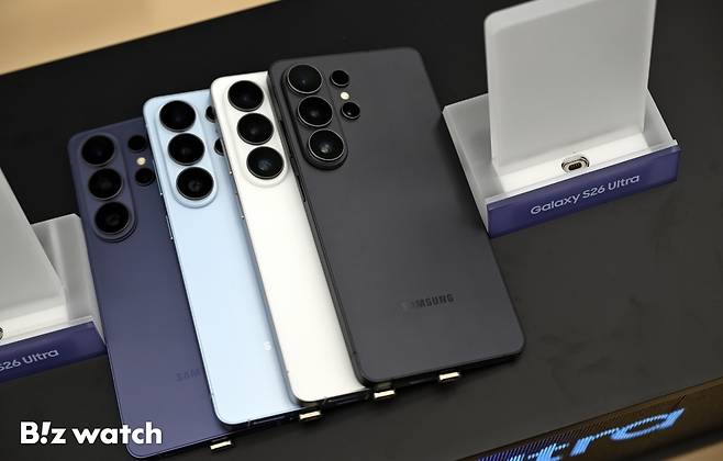 삼성전자의 3세대 AI폰 '갤럭시 S26 시리즈'가 공개된 26일 오전 서울 서초구 삼성 강남에 '갤럭시 S26 시리즈' 제품들이 전시되고 있다./사진=이명근 기자 qwe123@