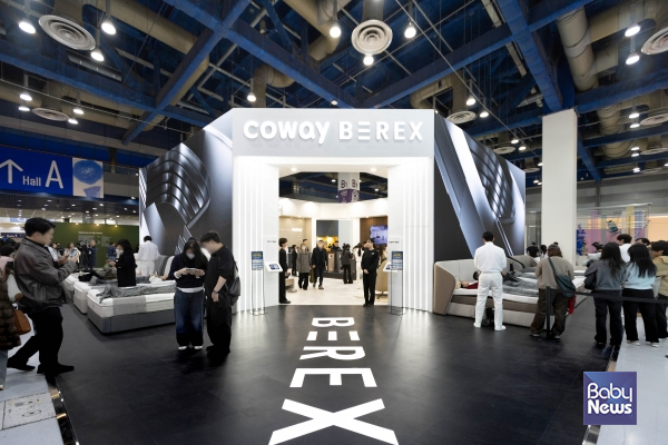 서울 강남구 코엑스에서 열린&nbsp;'2026&nbsp;서울리빙디자인페어'&nbsp;코웨이 부스 전경.&nbsp;코웨이는 상반기 출시 예정인 비렉스 슬립테크 매트리스&nbsp;3종을 최초로 공개했다.&nbsp;ⓒ코웨이