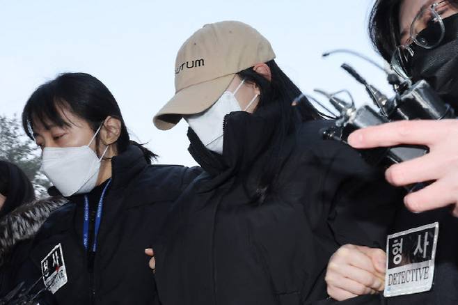 서울 강북구 수유동 모텔에서 남성 2명을 숨지게 한 혐의를 받는 20대 여성 김모 씨가 지난 12일 서울북부지법에서 영장실질심사를 받기 위해 출석하고 있다. (사진=연합뉴스)