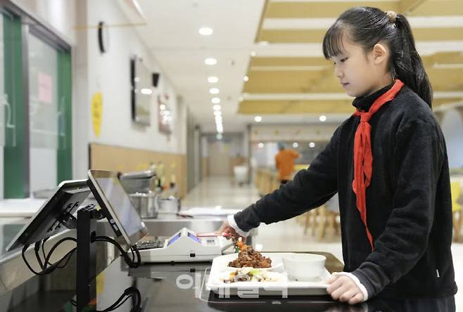 上府未来学校では学生の食事内容と量まで徹底的にAIで分析・管理する。 （写真＝日本ゲイザイ新聞）