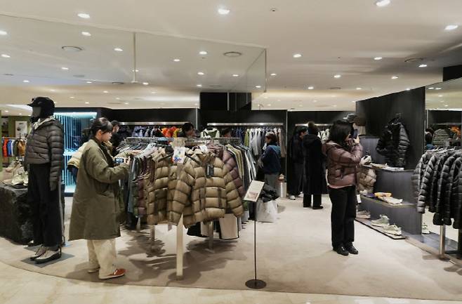 LF 티톤브로스 롯데백화점 잠실점 매장에서 소비자들이 제품을 구경하고 있다. (사진=LF)