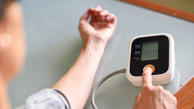 물 마시기, 심호흡, 스트레칭 등은 아침 혈압을 낮추는 데 도움 된다|출처: 클립아트코리아