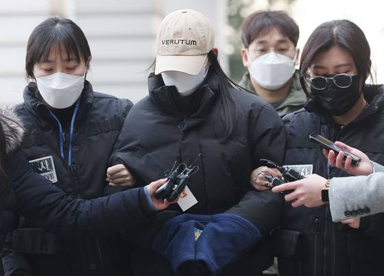 서울 강북구 수유동 모텔에서 남성 2명을 숨지게 한 혐의를 받는 20대 여성 A씨가 지난 12일 서울북부지법에서 영장실질심사를 받기 위해 출석하고 있는 모습. 〈사진=연합뉴스〉