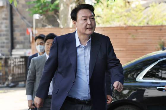 당시 윤석열 대통령 당선인이 서울 종로구 통의동 인수위 사무실로 들어서고 있다. 〈사진=인수위사진기자단〉