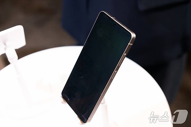 '갤럭시S26' 프라이버시 디스플레이 기능 작동 모습. 정면 각도가 아닐 경우 보안 필름을 붙인 것처럼 화면이 제대로 보이지 않는다. 2026.2.25 ⓒ 뉴스1 이기범 기자