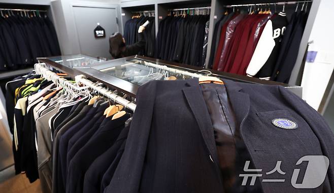19일 서울 송파구 나눔교복매장에서 관계자가 교복을 정리하고 있다. 나눔교복매장은 송파구청이 주변 학교와 송파구주부환경협의회가 함께 운영하는 매장으로 자켓 5000원, 바지 3000원 등 기부받은 중고 교복을 저렴하게 판매한다. 2026.2.19 ⓒ 뉴스1 최지환 기자