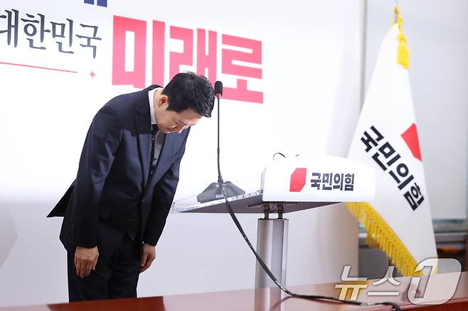 장동혁 국민의힘 대표가 지난 20일 서울 여의도 국회에서 윤석열 전 대통령 1심 선고에 대한 입장을 밝히는 기자회견 전 인사를 하고 있다. 2026.2.20 ⓒ 뉴스1 신웅수 기자