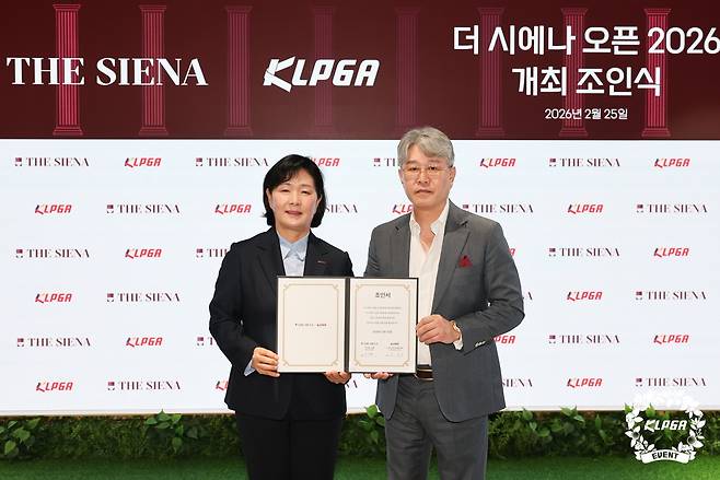 2026 KLPGA 투어 국내 개막전 '더 시에나 오픈 2026' 조인식 후 기념 촬영 중인 김순희 KLPGA 수석부회장(왼쪽)과 신동휴 더 시에나 그룹 회장. (KLPGA 제공)
