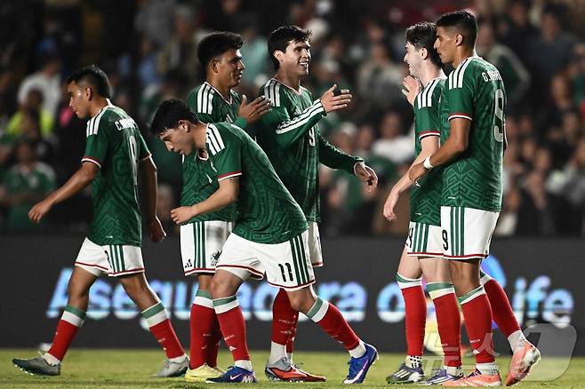 홈에서 펼쳐진 아이슬란드 평가전에서 4-0으로 승리한 멕시코.  ⓒ AFP=뉴스1