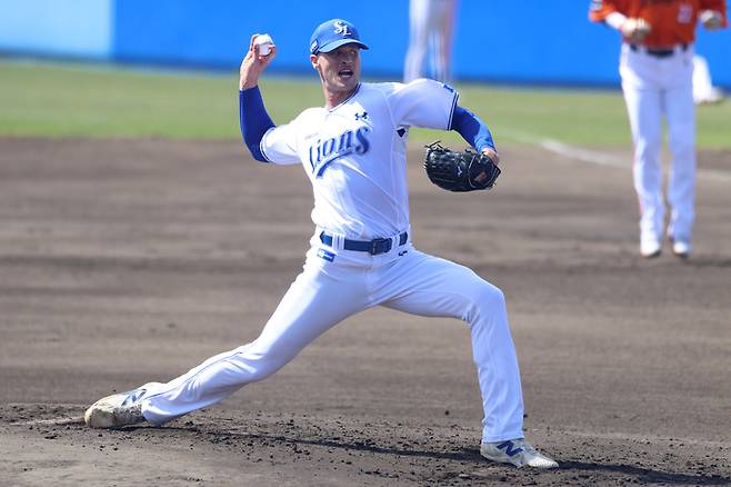 삼성 매닝이 24일 일본 오키나와 온나손 아카마 구장에서 열린 한화와 평가전에 선발 등판해 역투하고 있다. 사진 | 삼성 라이온즈
