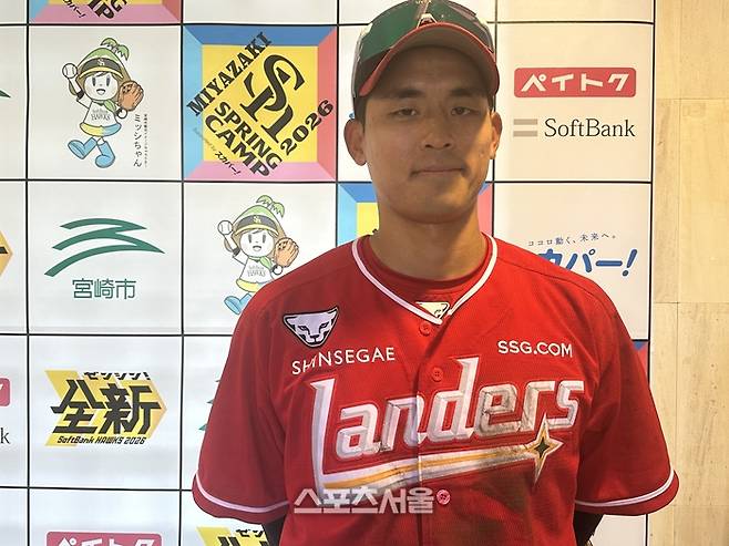 SSG 임근우가 25일 일본 미야자키 아이비 스타디움에서 열린 소프트뱅크와 평가전을 마친 뒤 취재진의 인터뷰에 응하고 있다. 미야자키 | 이소영 기자 sshong@sportsseoul.com